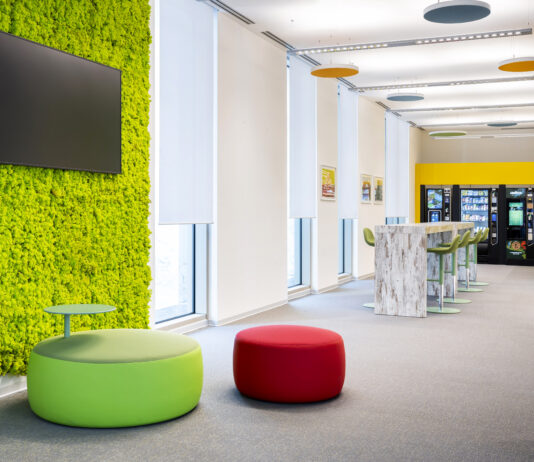 Il restyling della sede UniCredit di via Fara e le sue tende