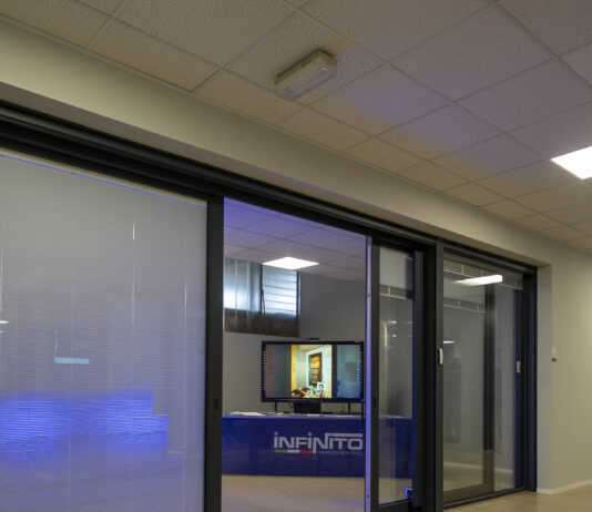 Infinito Serramenti ha inaugurato il nuovo showroom dedicato ai sistemi in PVC Kömmerling