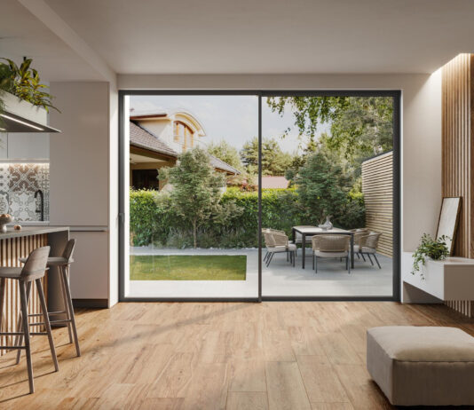 Sistemi panoramici in vetro per continuità tra interno ed esterno