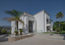 Porte a scomparsa per una villa contemporanea a Marbella