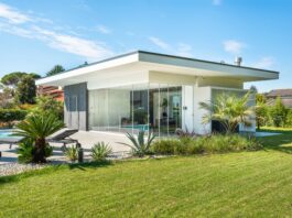 Glisse, la vetrata scorrevole tutto vetro per outdoor e hospitality