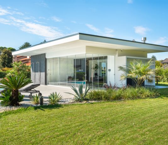 Glisse, la vetrata scorrevole tutto vetro per outdoor e hospitality