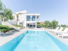 Grandi vetrate per una residenza estiva in Sicilia