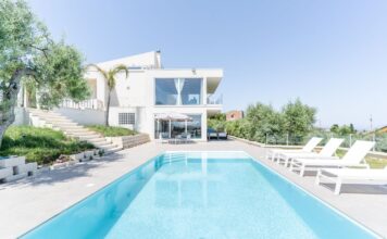 Grandi vetrate per una residenza estiva in Sicilia