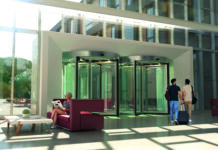 Porta girevole AG4000 di FAAC: eleganza e comfort per ogni ingresso