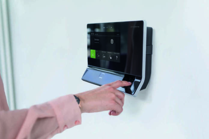 Il terminale dormakaba 97 00 è disponibile anche nella versione biometrica