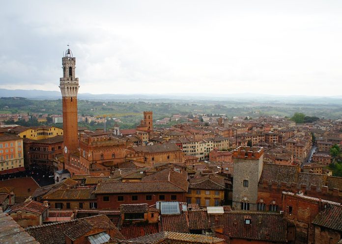 1085px-Cityscape_of_Siena_08