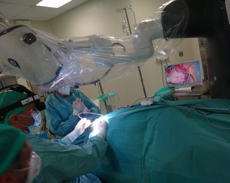 Orecchio artificiale impiantato grazie a un robot