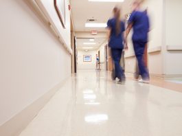 Sfide e opportunità per la mitigazione del cambiamento climatico Busy Hospital Corridor With Medical Staff