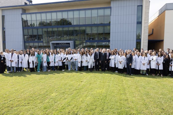 Foto-Mattarella-con-dipendenti-CNAO-scaled