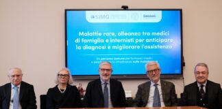 Da sinistra Gaetano PIccinocchi, Annalisa Scopinaro, Nicola Montano, Alessadro Rossi e Raffaele Manna durante la presentazione dell'accordo tra medici di medicina generale e internisti per la rete sulle malattie rare