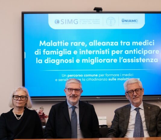 Malattie rare: accordo Simg-Simi per diagnosi precoce e presa in carico Da sinistra Gaetano PIccinocchi, Annalisa Scopinaro, Nicola Montano, Alessadro Rossi e Raffaele Manna durante la presentazione dell'accordo tra medici di medicina generale e internisti per la rete sulle malattie rare