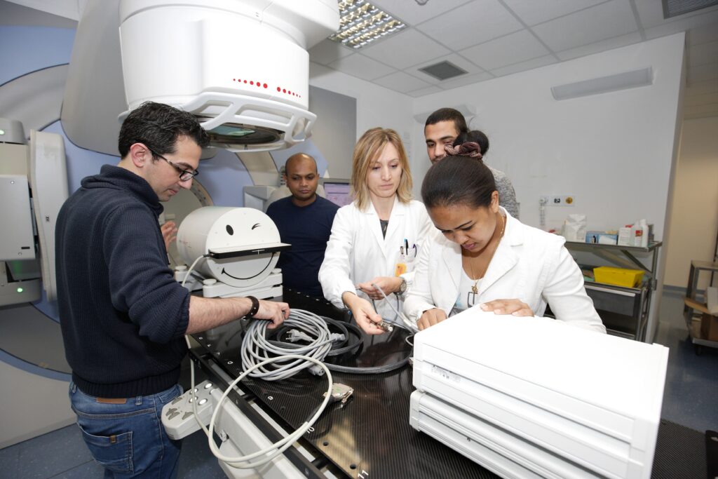 Studenti impegnati nell’uso di macchinari per la misurazione delle radiazioni ionizzanti in ambito medico