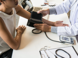 A Milano primo corso universitario in Medicina di Genere nelle malattie cardiovascolari Donna che si fa misurare la pressione sanguigna dal medico