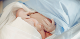 Neonato in culla in ambiente ospedaliero, assistenza nelle cardiopatie congenite nel neonato.