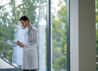 Il caso della sanità lombarda: medici più giovani ma molte dimissioni