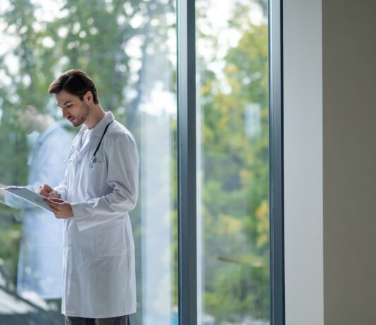 Il caso della sanità lombarda: medici più giovani ma molte dimissioni