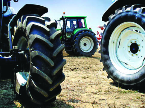 Trattori e mietitrebbie, boccata d’ossigeno trattori