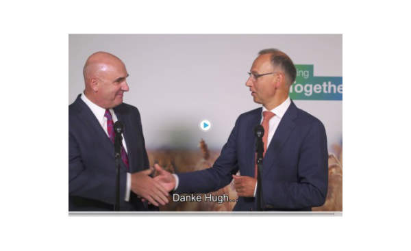 (a sin.) Hugh Grant, Chairman and Chief Executive Officer of Monsanto. (a des.) Werner Baumann, CEO of Bayer AG durante la firma dello storico accordo di acquisizione