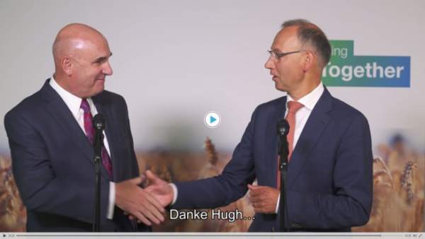 (a sin.) Hugh Grant, Chairman and Chief Executive Officer of Monsanto. (a des.) Werner Baumann, CEO of Bayer AG durante la firma dello storico accordo di acquisizione