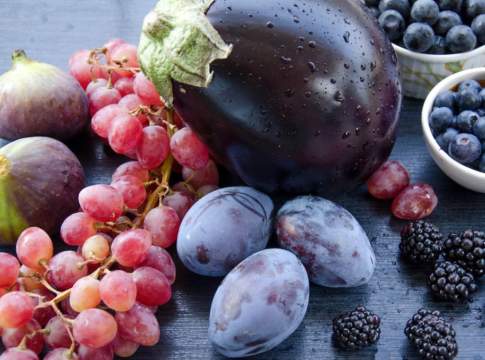 Intenstino, obesità e salute: tutti i benefici di frutta e verdura blu-viola salute