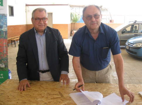 Antonio Nisi (a sinistra) ed Eugenio Tassinari firmano l’accordo fra il Consorzio di tutela e valorizzazione della Lenticchia di Altamura Igp l’Isea | Lenticchia di Altamura