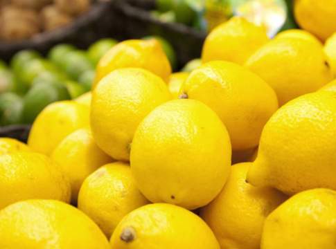 Prime quotazioni per limoni e arance Navel biologiche limoni