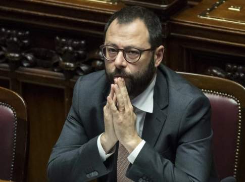 Patuanelli: «Fotovoltaico sì, ma non a terra»