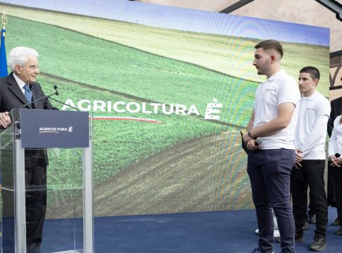 Dazi, Mattarella: «Inaccettabili, creano ostacoli» dazi