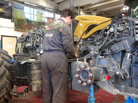 Mancano meccanici, mungitori e operai specializzati lavoro