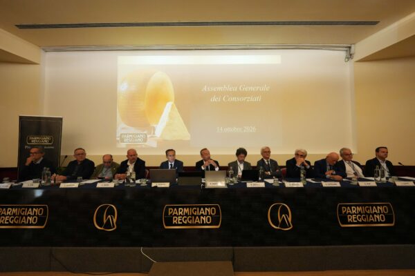 Assemblea Parmigiano Reggiano, sì al Progetto equilibrio in difesa del valore Assemblea Parmigiano Reggiano, sì al Progetto equilibrio in difesa del valore